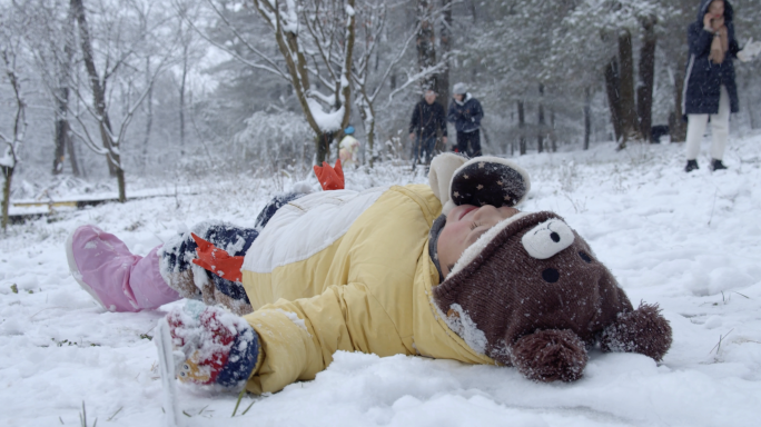 下雪天小孩雪地打滚、打雪仗奔跑