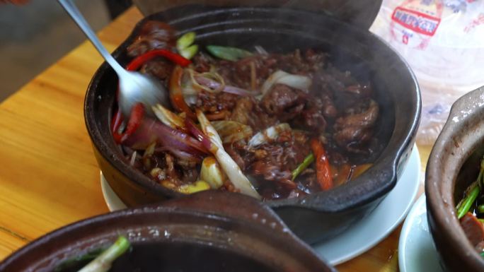 一锅美味的经典粤菜啫啫煲，肥牛啫啫煲