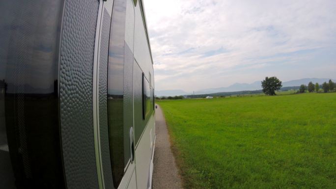 道路上行驶的公交沿途风景英国农村法国乡村