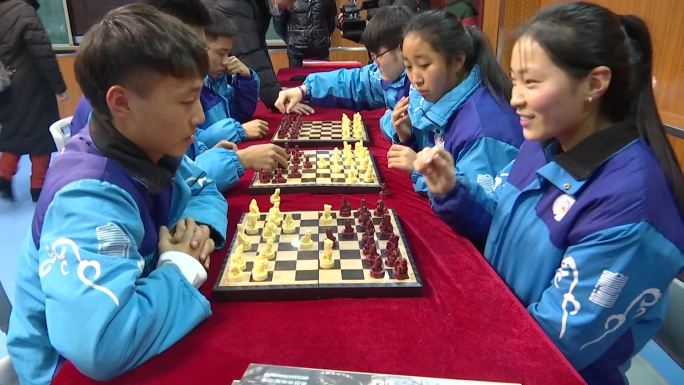 蒙古族学生下蒙古象棋非遗文化传承