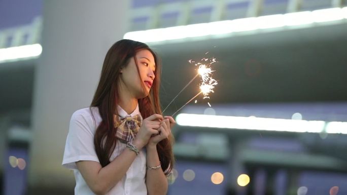 日系小清新美女少女玩烟花棒素材