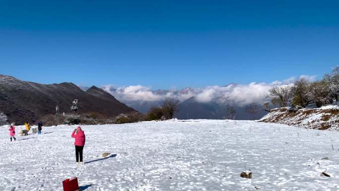 川西高原九鼎山云海雪山雪景带娃遛狗玩雪