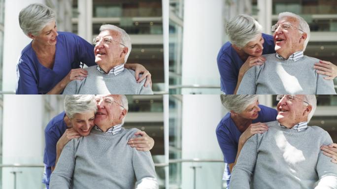 在交流的两个人医疗养老机构老龄化康复治疗