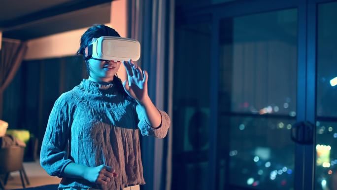 少女戴上VR护目镜，体验3D虚拟游戏
