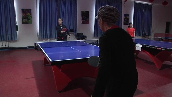 老人在社区活动室打乒乓球
