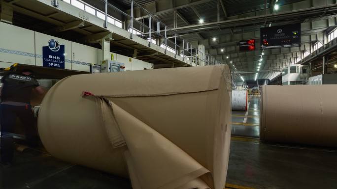 工厂里的巨大纸卷造纸厂车间厂房时间流逝