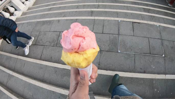 手握冰激凌甜筒甜食步行街甜蜜幸福
