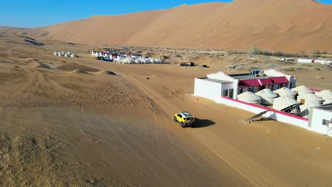 4K巴丹吉林沙漠无人区湖泊越野车队素材