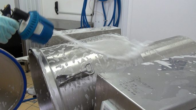 生产中清洗搅拌机。