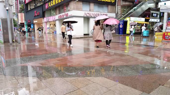 女子 女性 雨天 打伞