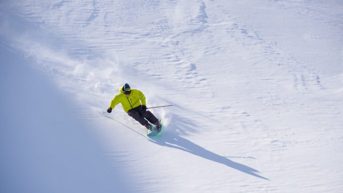 滑雪在雪山上滑雪极限运动雪橇滑雪场