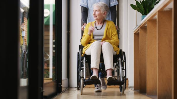 一名护士照顾坐轮椅的老年妇女