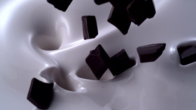 巧克力碎片落入奶油状的牛奶漩涡中