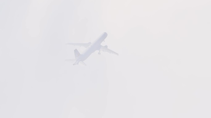 飞机穿越云层云中飞翔
