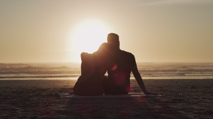 坐在沙滩上的夫妇身影背影剪影眺望远望看海