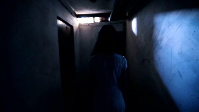 地下室的小女孩阴森鬼片昏暗黑暗鬼故事鬼屋