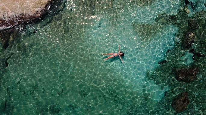 漂浮在水面的女人清澈泳衣海面