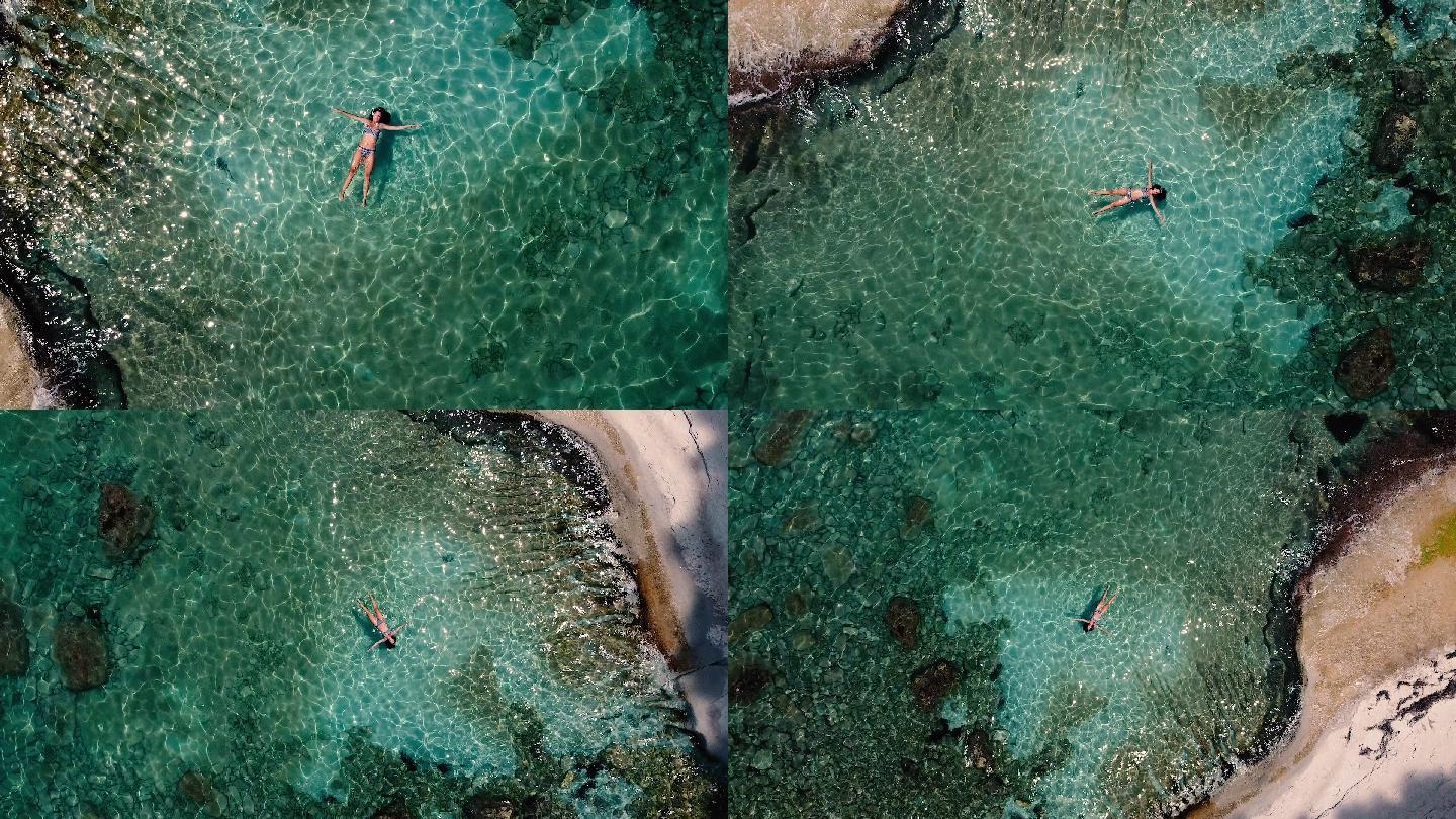 漂浮在水面的女人清澈泳衣海面