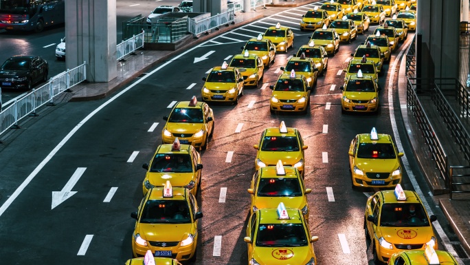 繁忙的黄色出租车在机场出口排队