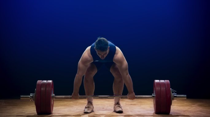 男子举重运动员在比赛