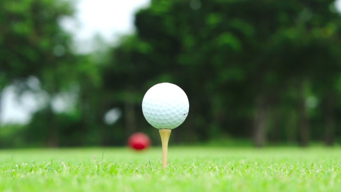 高尔夫球手击球视频素材