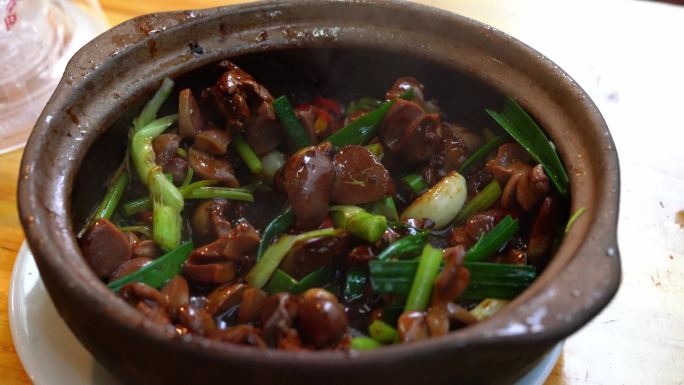 一锅美味的经典粤菜啫啫煲，鸡杂啫啫煲