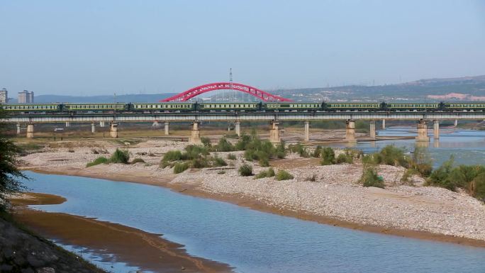 火车通过大桥