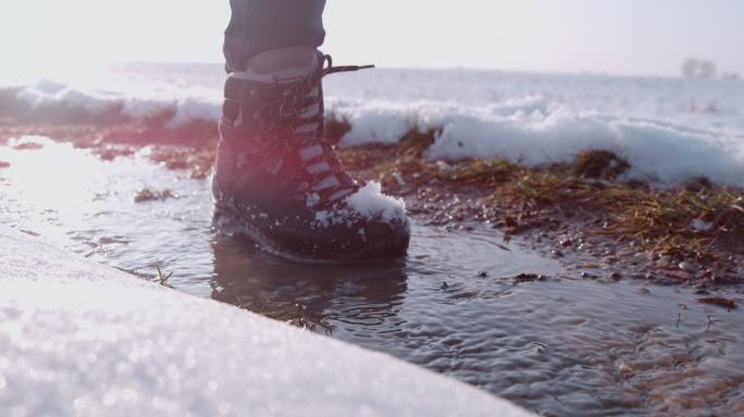 穿着靴子在雪地中行走
