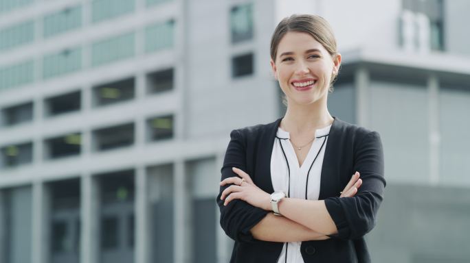 微笑的女商人双手抱臂胸前抱胸气质开心