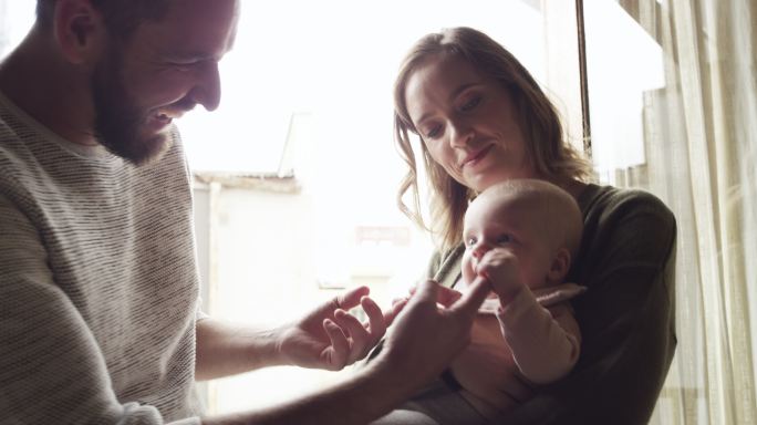 一家人在逗小婴儿父母爸爸妈妈幼儿婴幼儿