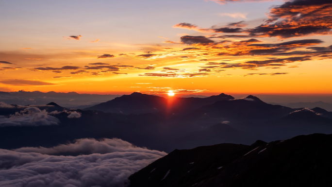 壮丽高山云海日出云海翻滚雄伟辽阔