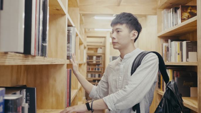 年轻的大学生在图书馆找书