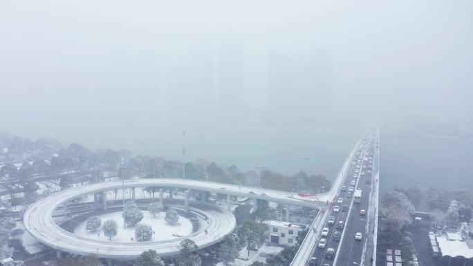 湖南长沙橘子洲大桥及市交警总队大楼雪景