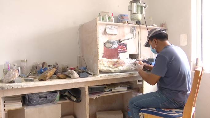 玉石雕刻师在工作室雕刻切割石头