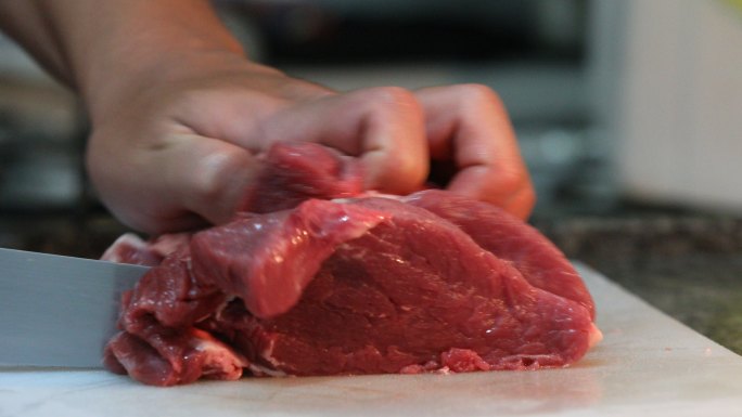 把肉切成牛排烹饪牛扒-料理排酸室-排酸