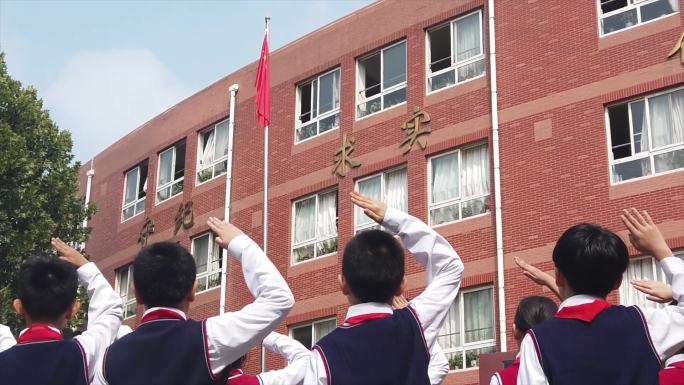 学生少先队敬礼