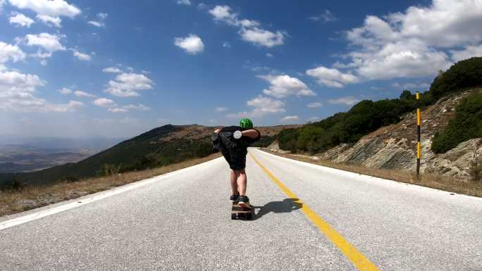 年轻人在山路上玩滑板