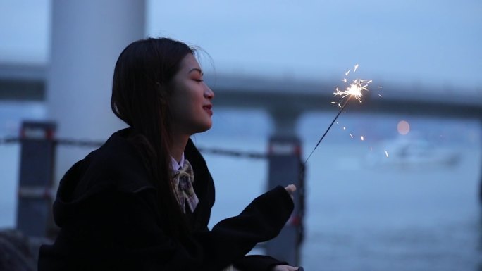 日系小清新美女少女玩烟花棒素材