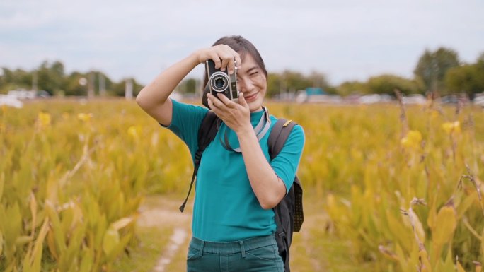 拍照的女人美女-旅行旅游-步行秋景