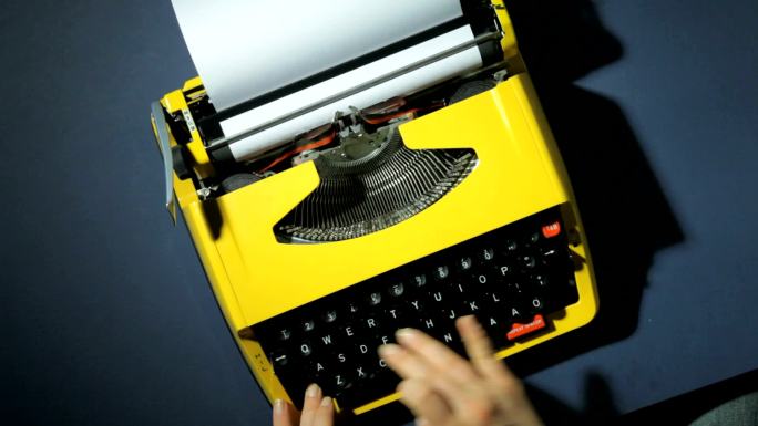 用黄色打字机打字传统老旧复古写信