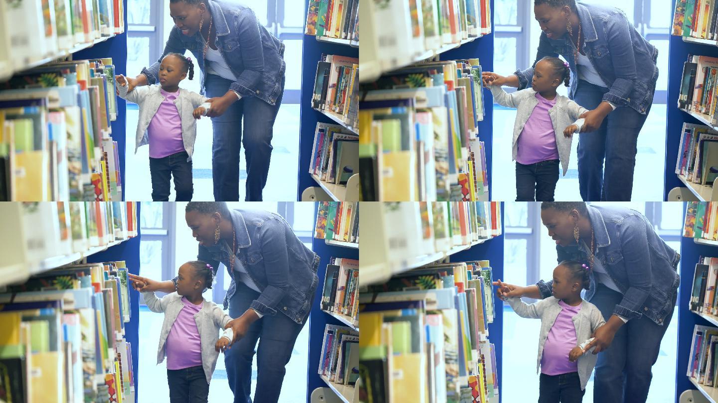 小女孩和妈妈在图书馆寻找一本书。