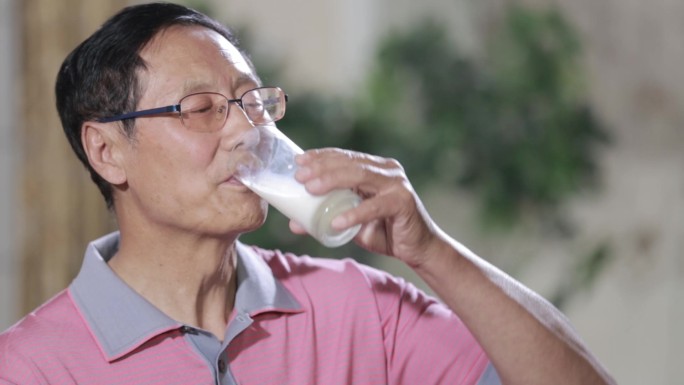 中老年人喝牛奶羊奶奶粉