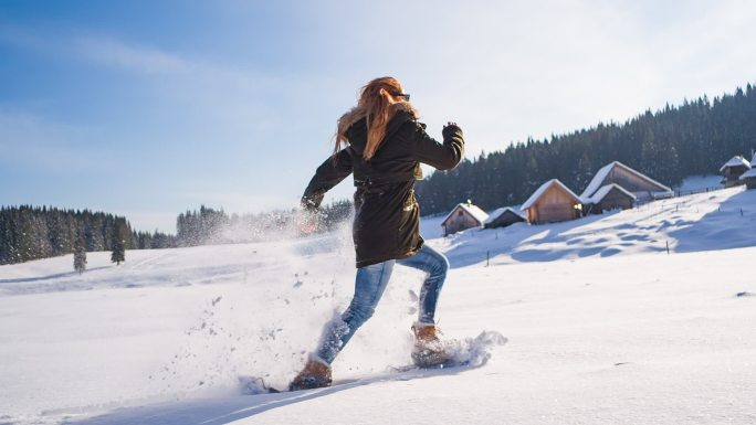 穿着雪鞋在雪地里跑步