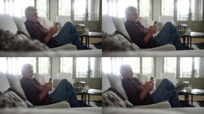 男子在家沙发上使用手机