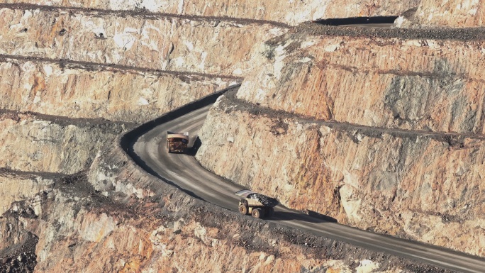 大型采矿卡车运输岩石