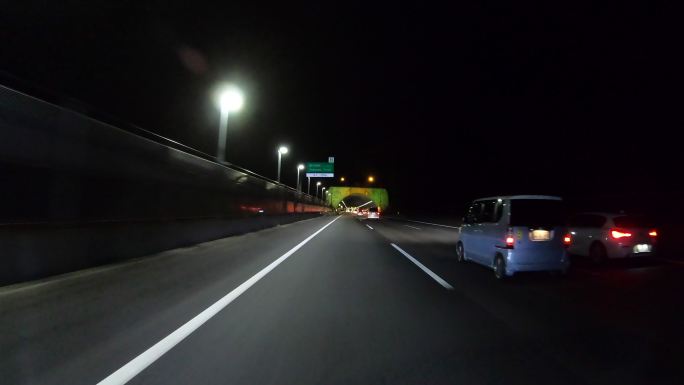 在公路上夜间驾驶穿梭第一视角快速变道