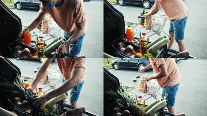 在超市购物后，男子在车上装载食品杂货
