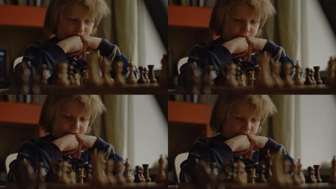 男孩正在家里下棋宣传片视频素材
