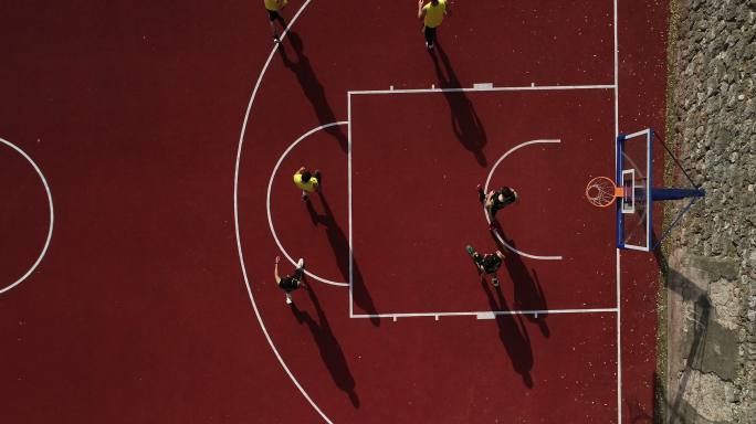 篮球运动员在球场上比赛。