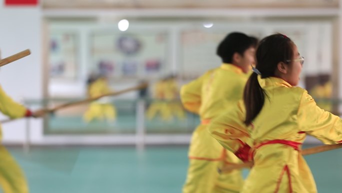 中国功夫孩子学生练习少林棍棒原素材